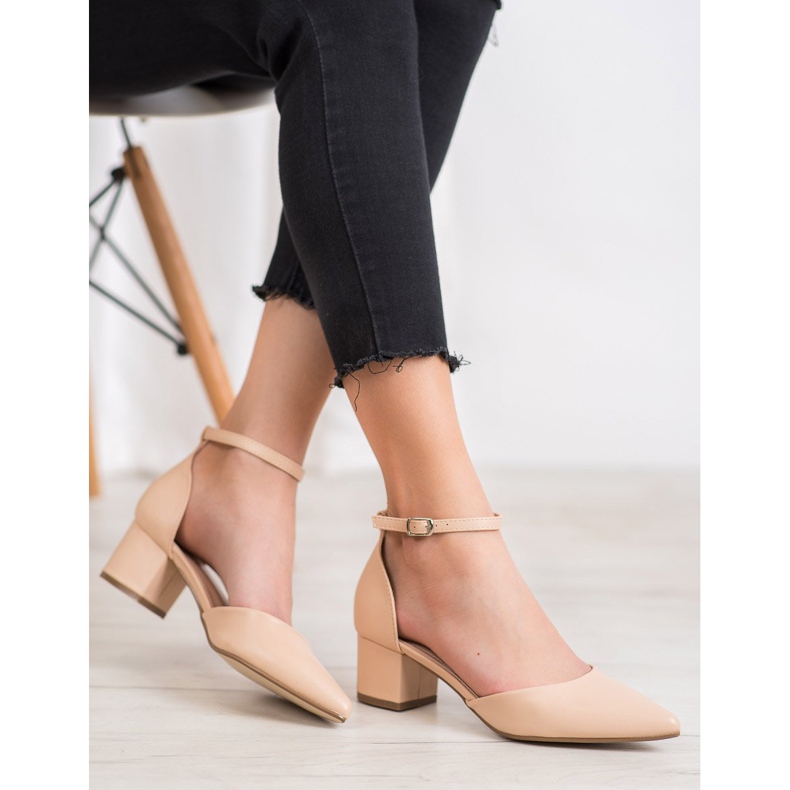 Seastar Pompe confortabile pe un stâlp maro 1