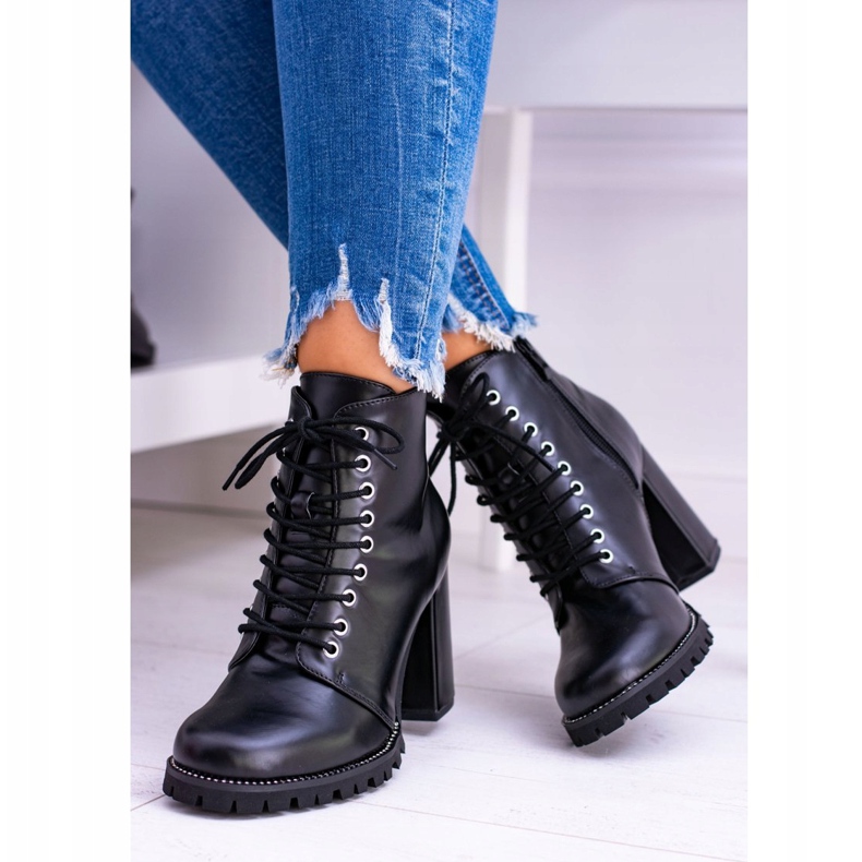 Lu Boo Black Boots pe un post cu Halsey Rhinestones negru 1 Lu Boo Black Boots pe un post cu Halsey Rhinestones negru 1