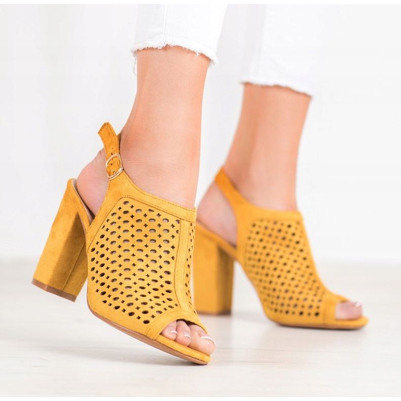 Weide Sandale ajurate pe o bară galben 2