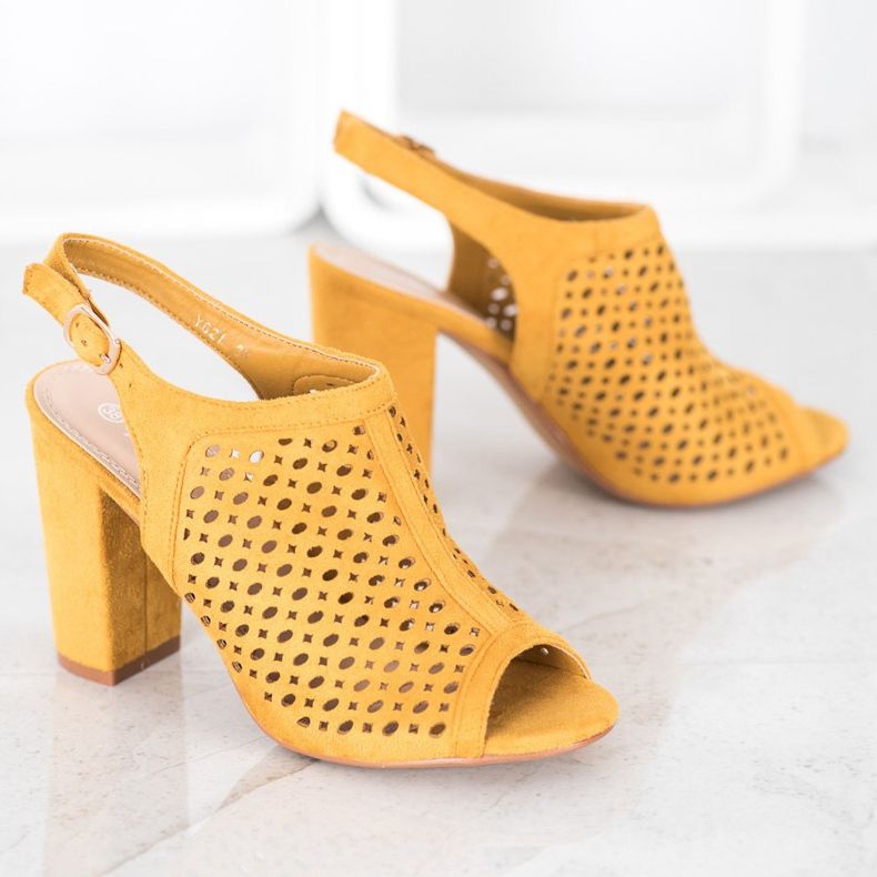 Weide Sandale ajurate pe o bară galben 1
