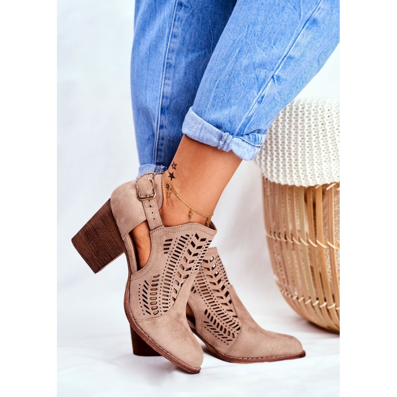 Bellucci Cizme de damă cu decupaj de primăvară bej Velluci 1 Bellucci Cizme de damă cu decupaj de primăvară bej Velluci 1