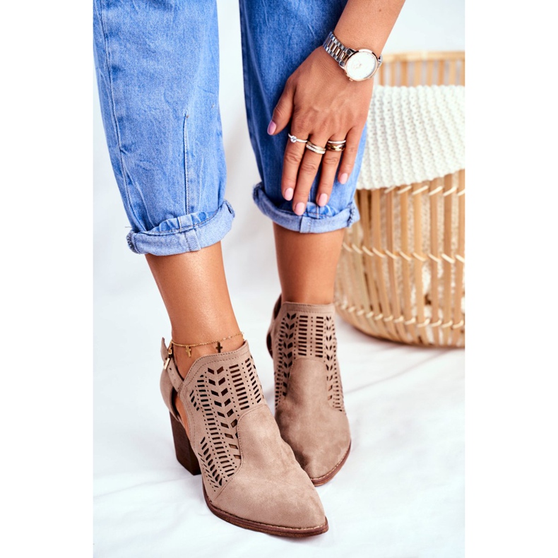 Bellucci Cizme de damă cu decupaj de primăvară bej Velluci 2 Bellucci Cizme de damă cu decupaj de primăvară bej Velluci 2