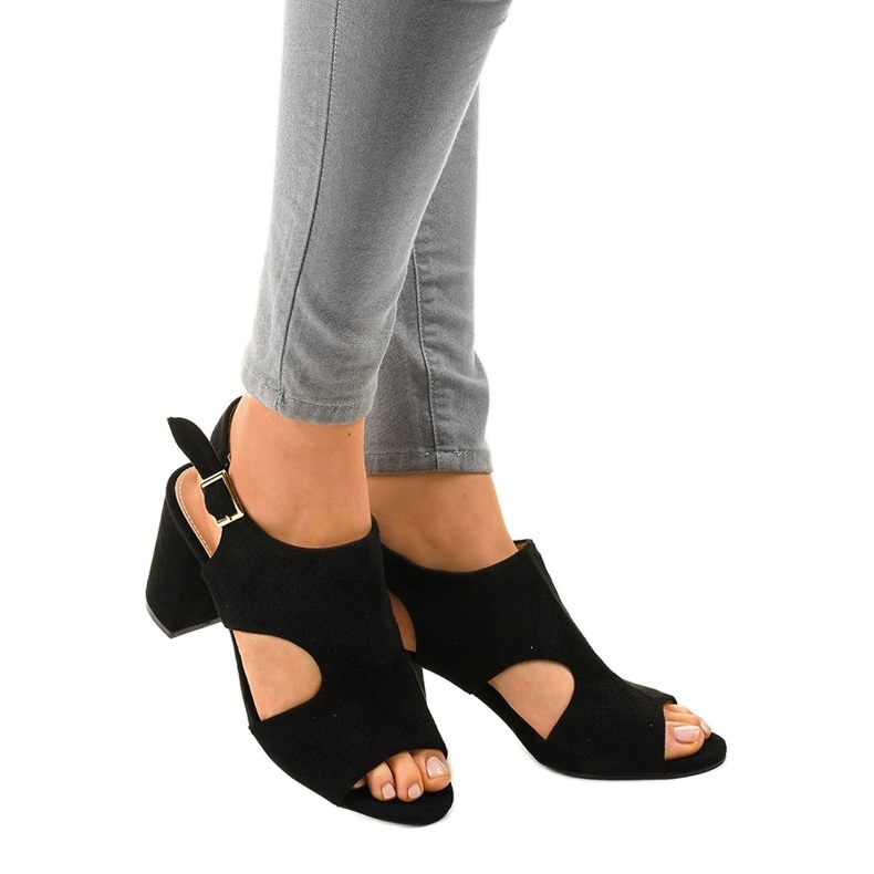 Sandale ajurate negre cu tăietură 99-33A negru 1