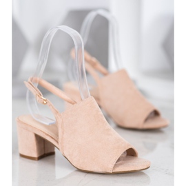 Small Swan Pantofi bej pe un bar 1