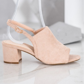 Small Swan Pantofi bej pe un bar 4