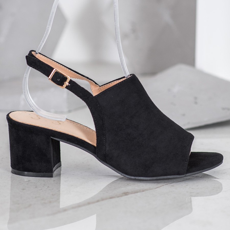 Small Swan Pantofi negri pe un bar negru 2