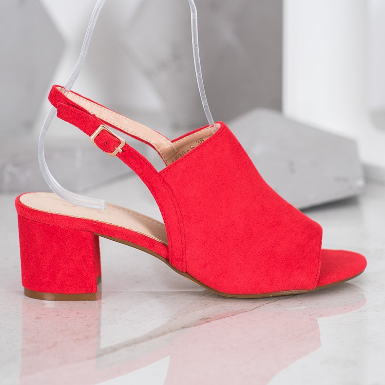 Small Swan Pantofi roșii pe un post roșu 2