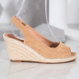 Small Swan Sandale maro pe o pană înaltă 1 Small Swan Sandale maro pe o pană înaltă 1