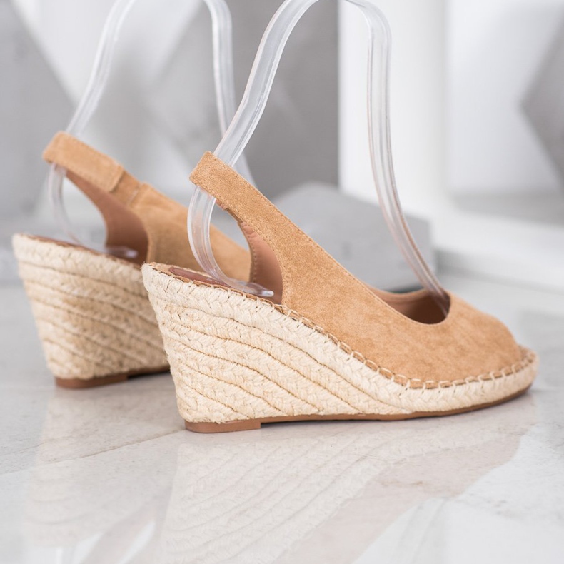 Small Swan Sandale maro pe o pană înaltă 2 Small Swan Sandale maro pe o pană înaltă 2