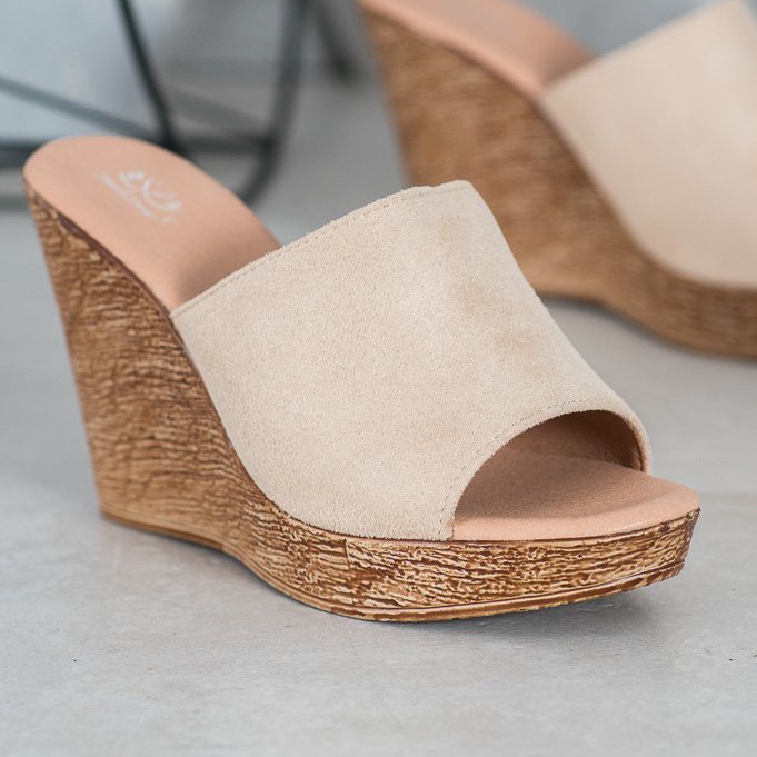 Small Swan Papuci din piele de căprioară ușoară maro 1