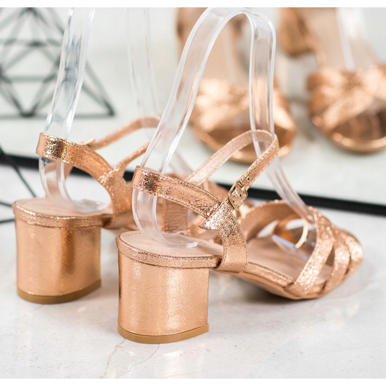 Small Swan Sandale Strălucitoare Pe O Bară de aur 1 Small Swan Sandale Strălucitoare Pe O Bară de aur 1