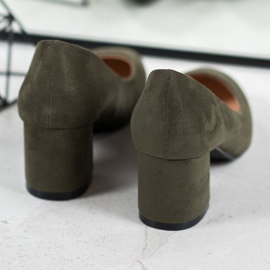 Fama Pompe din piele de căprioară pe un stâlp verde 1