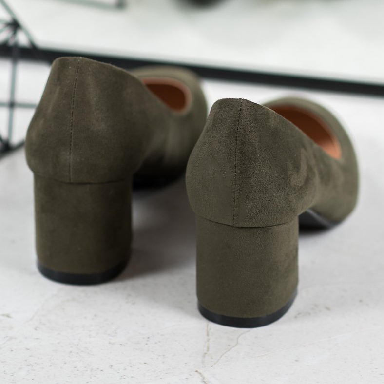 Fama Pompe din piele de căprioară pe un stâlp verde 1