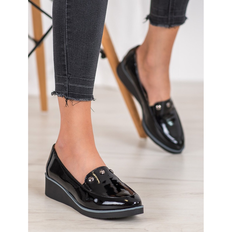 Vinceza Pompele lăcuite pe o pană negru 1