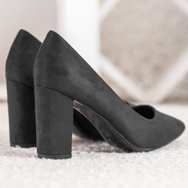 Small Swan Pompele negre pe un stâlp negru 1