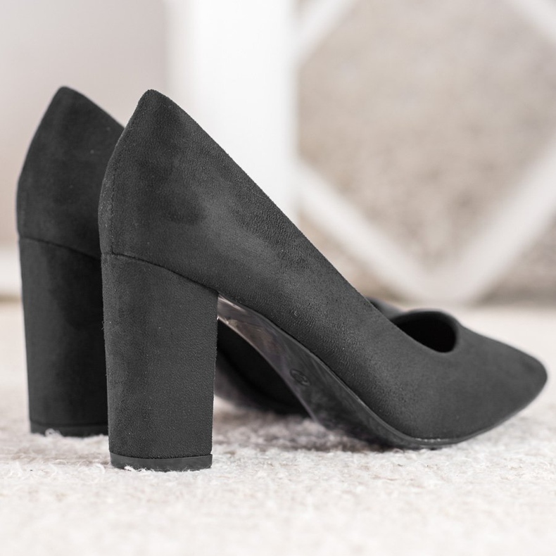 Small Swan Pompele negre pe un stâlp negru 1 Small Swan Pompele negre pe un stâlp negru 1