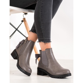 J. Star Cizme Chelsea gri pe o bară 1 J. Star Cizme Chelsea gri pe o bară 1