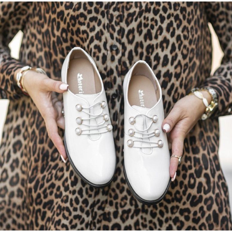 Pantofi lăcuți albi pe stâlpul C17-57011-2 1