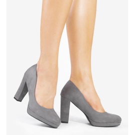 Pompe din piele de căprioară gri pe stâlpul LEI-169 2