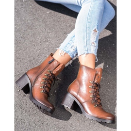 Muncitori la postul VINCEZA maro 1