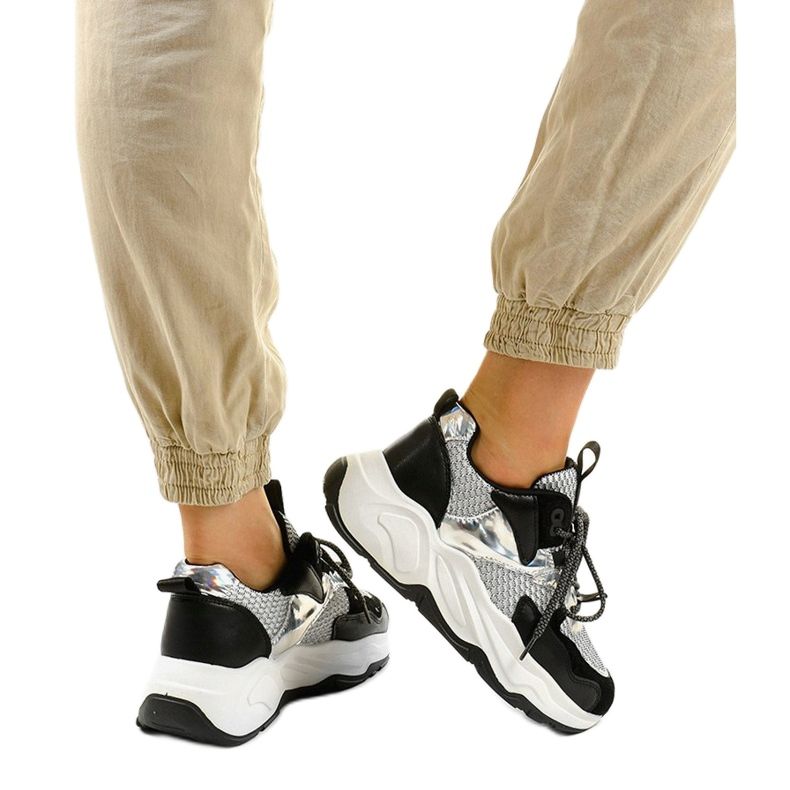 Adidași de sport albi cu inserții negre RAL-63 negru 1 Adidași de sport albi cu inserții negre RAL-63 negru 1