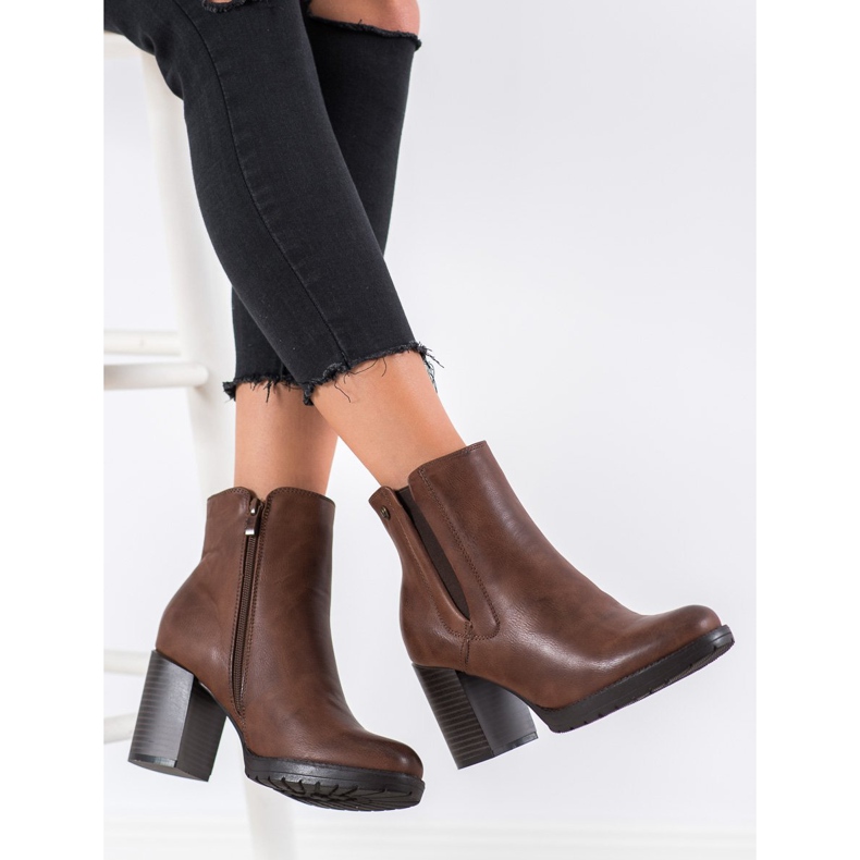 Weide Cizme confortabile pe un post maro 2