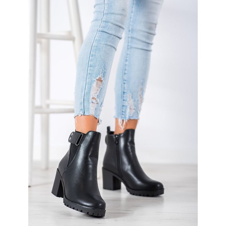 Weide Cizme confortabile pe un post negru 2