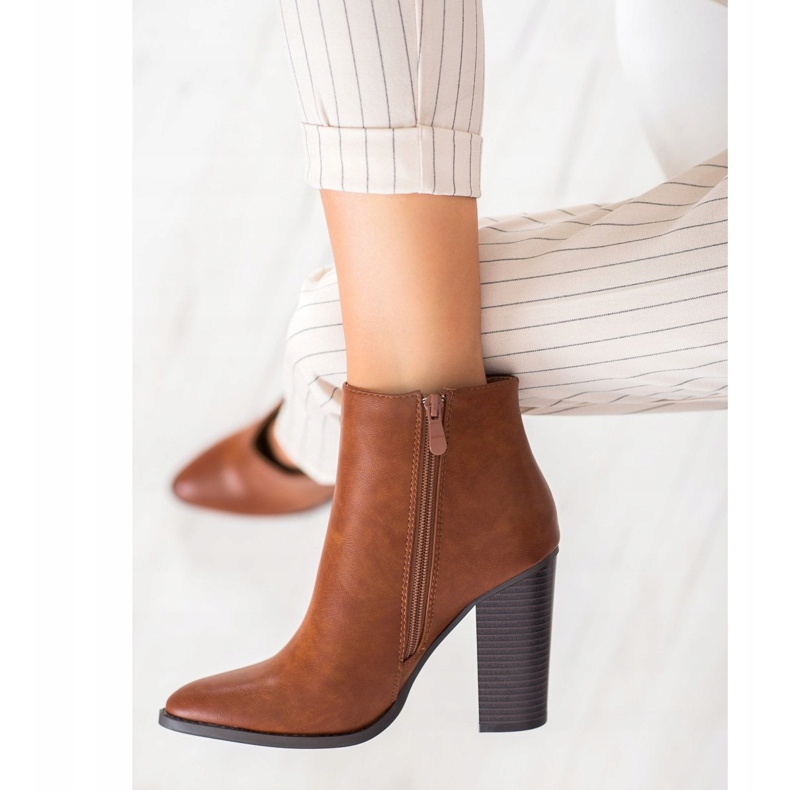 Seastar Cizme clasice pe un post maro 2