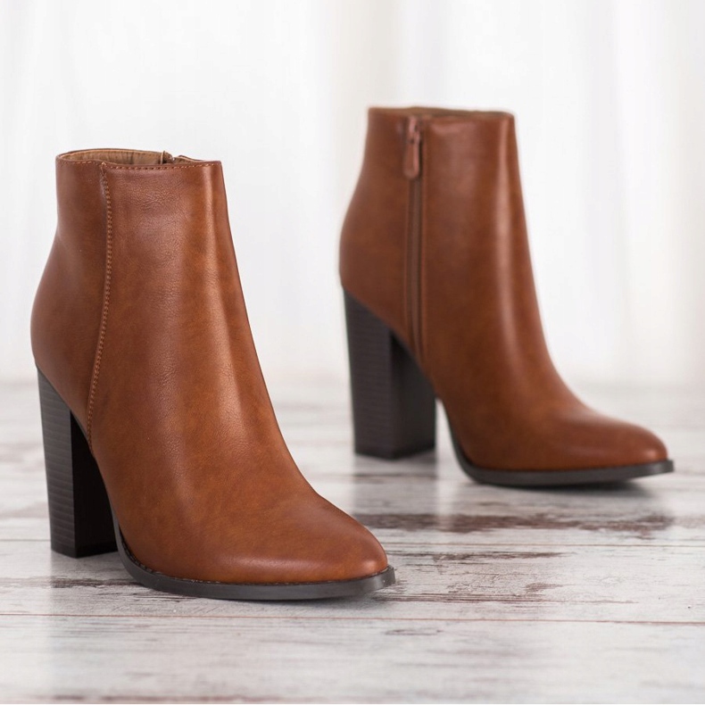 Seastar Cizme clasice pe un post maro 1