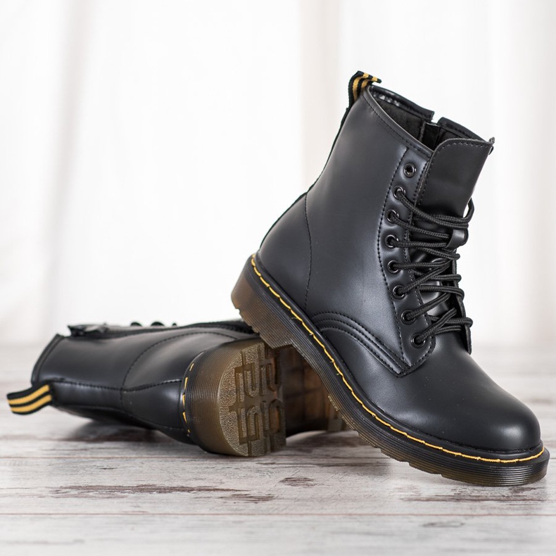 Seastar Cizme negre pe un glisor negru 1