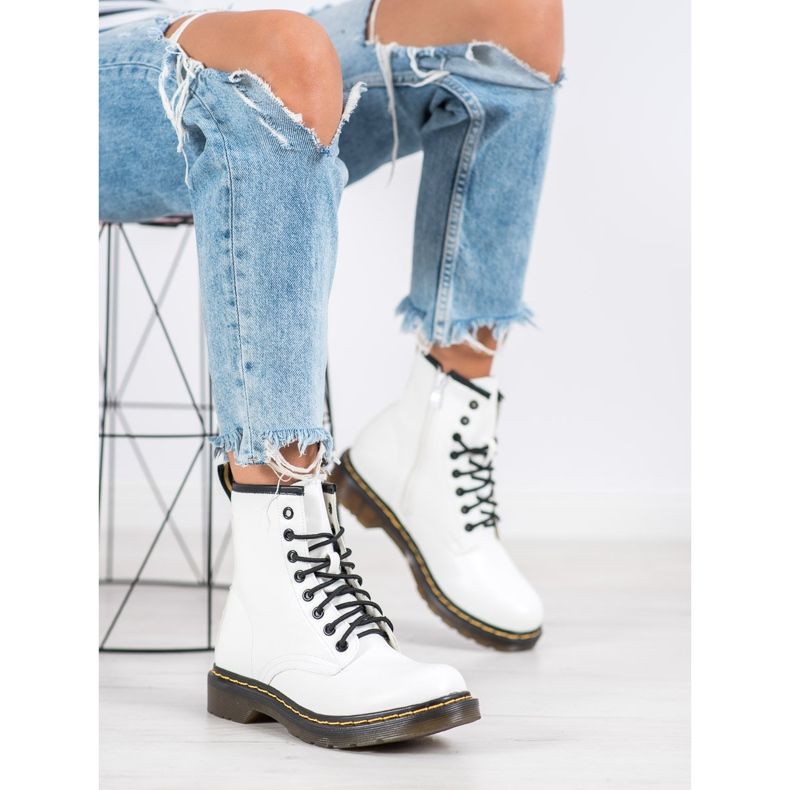 Seastar Cizme albe pe un glisor 1