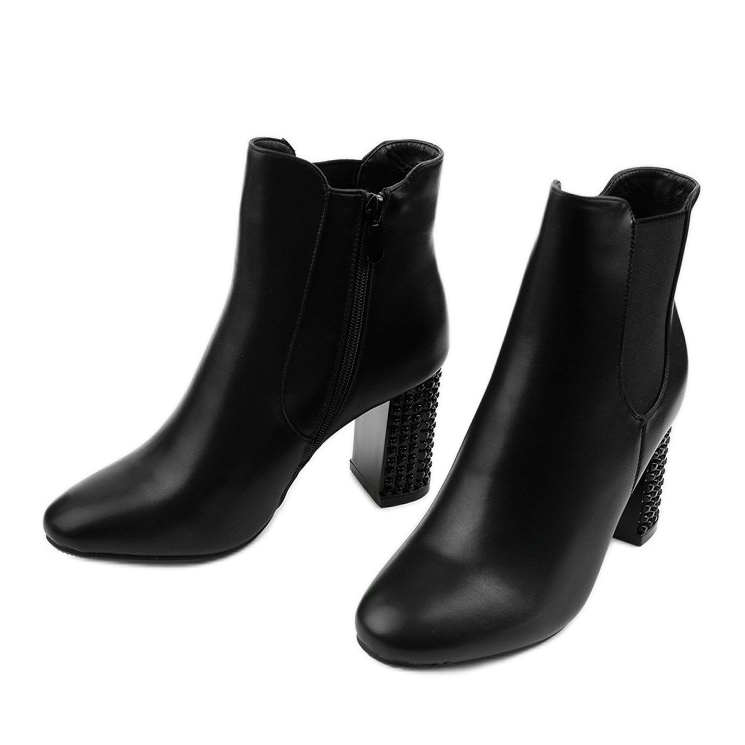 Ghete negre pe stâlpul Chardonnay negru 2