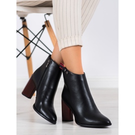 Filippo Ghete pe un post decorativ negru roșu 2 Filippo Ghete pe un post decorativ negru roșu 2