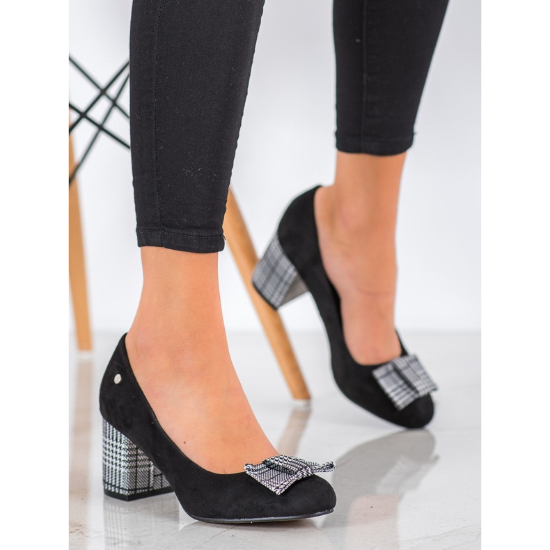 Filippo Pompe confortabile pe un stâlp alb negru 1