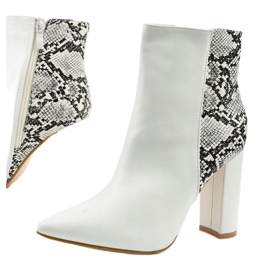 Cizme albe pe postul Shyvia 1