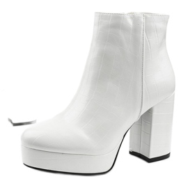 Cizme albe pe postarea lui Usinaya 1