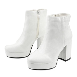 Cizme albe pe postarea lui Usinaya 2