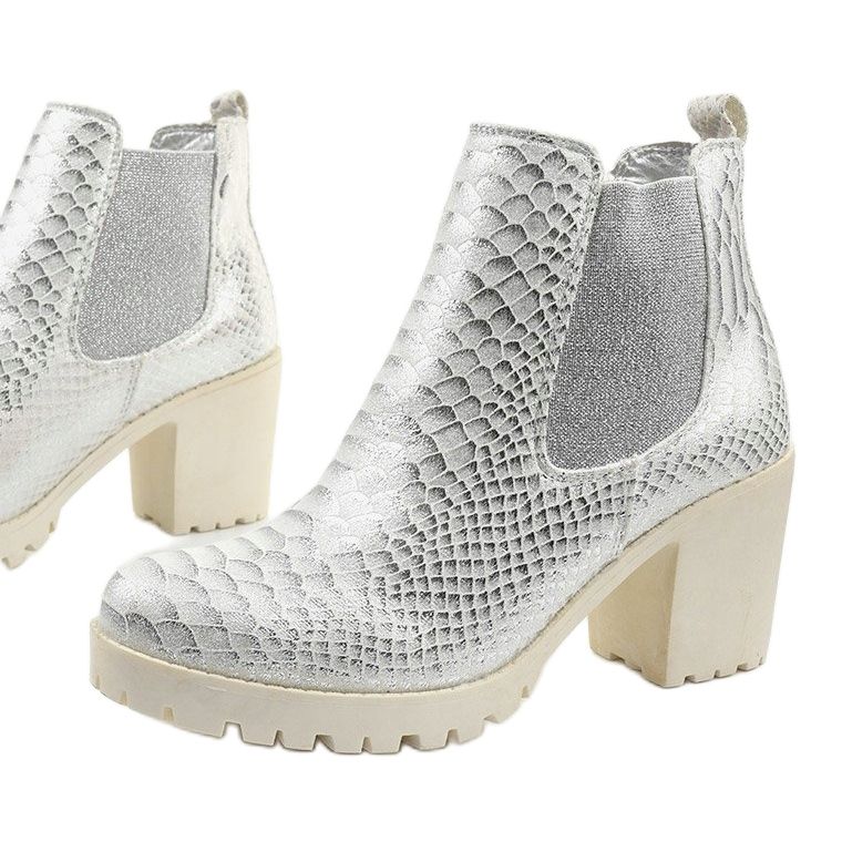 Cizme argintii pe stâlpul Amar 1