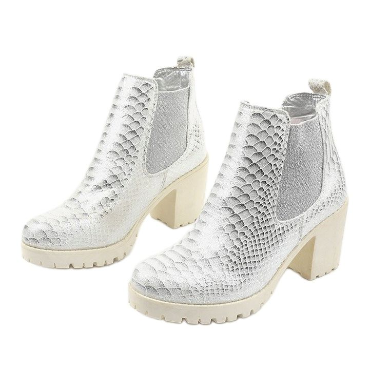 Cizme argintii pe stâlpul Amar 2