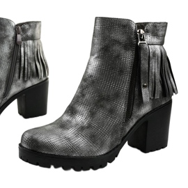 Cizme gri pe postarea Amar 1