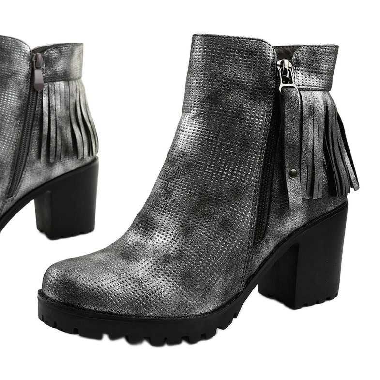 Cizme gri pe postarea Amar 1