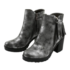 Cizme gri pe postarea Amar 2