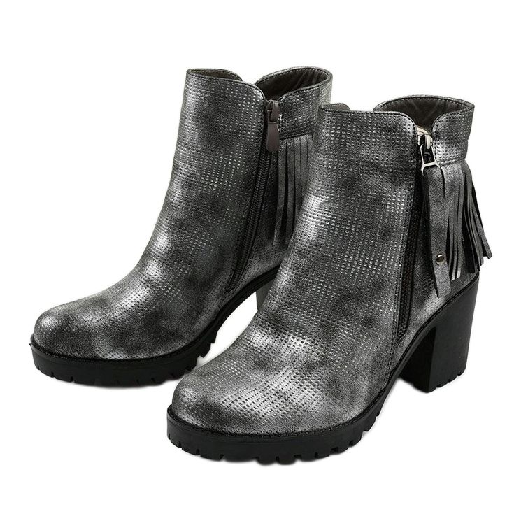 Cizme gri pe postarea Amar 2