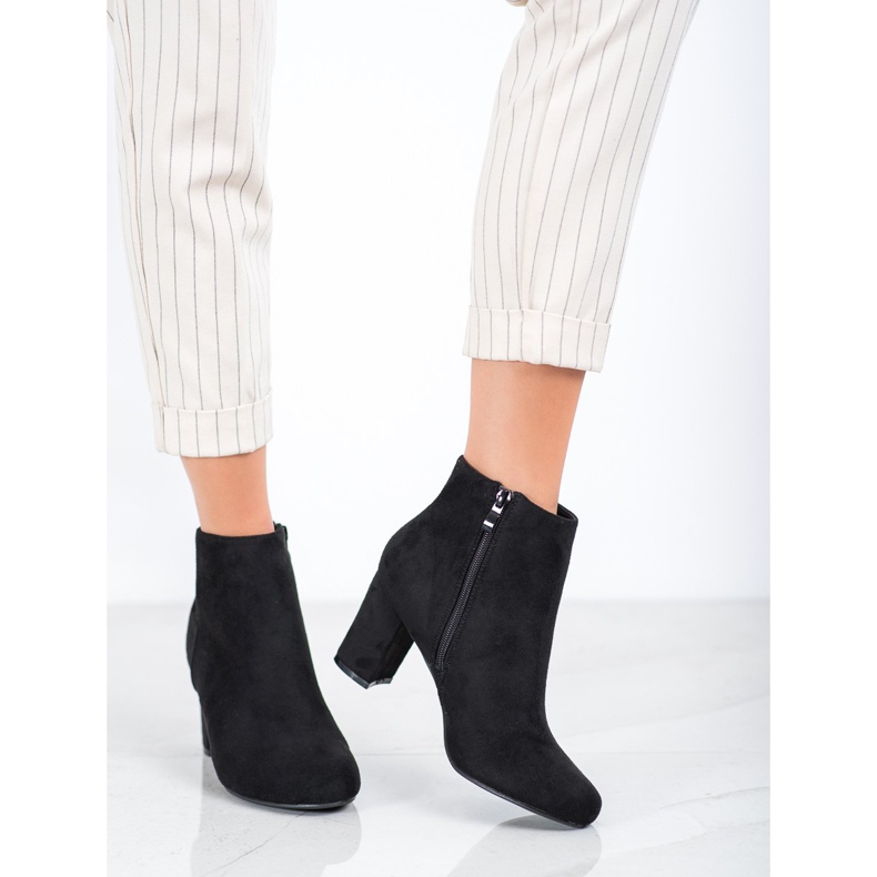 Laura Mode Cizme clasice pe un post negru 1