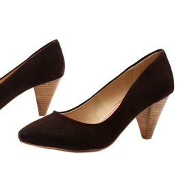 Pompe din piele de căprioară maro pe stâlpul Rosebery 1