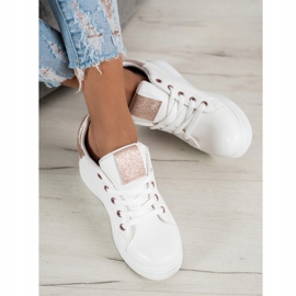 SHELOVET Pantofi sport pe o pană alb 2 SHELOVET Pantofi sport pe o pană alb 2