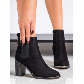 Fashion Ghete pe un post înalt negru 1