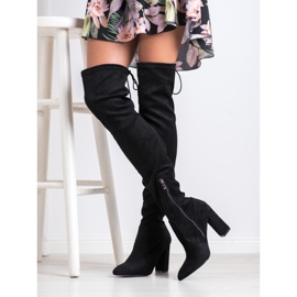 Goodin Muschetarii de piele de căprioară pe un stâlp negru 1