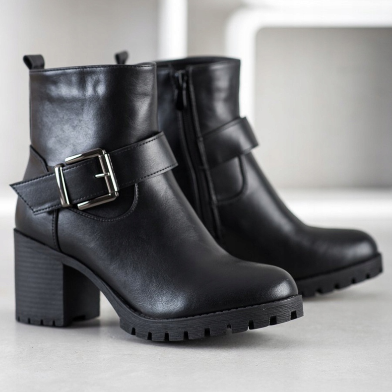 SDS Muncitori cu stil la un bar negru 1