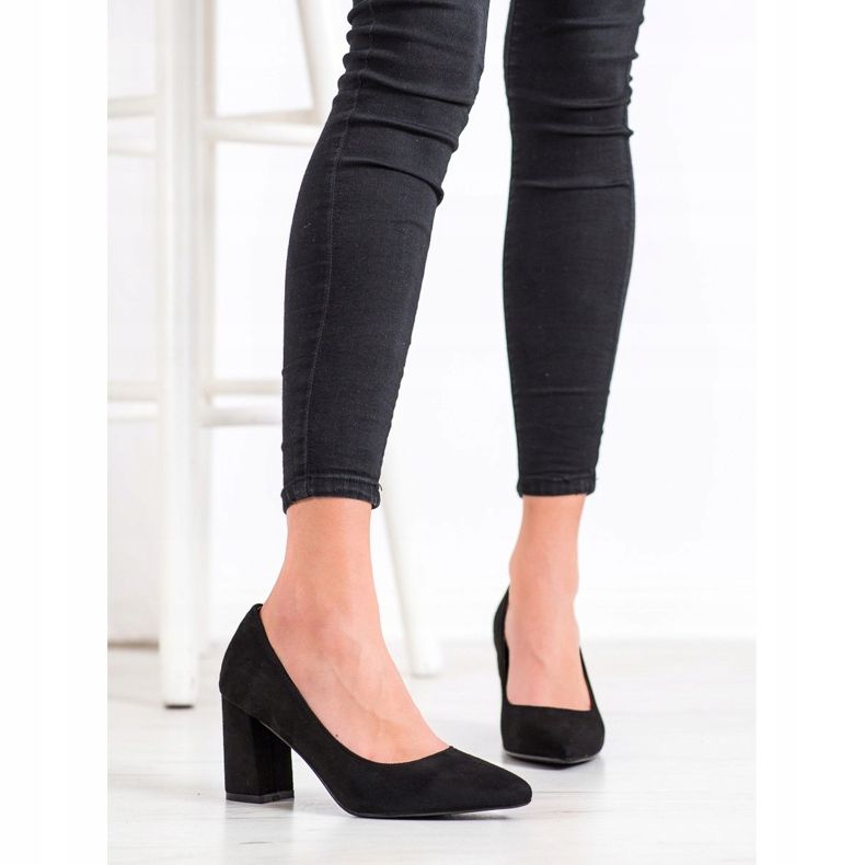 Renda Pompele negre pe un stâlp negru 2